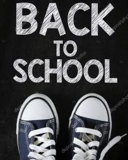 «Back to school» skrevet med kritt på en tavle over et par joggesko