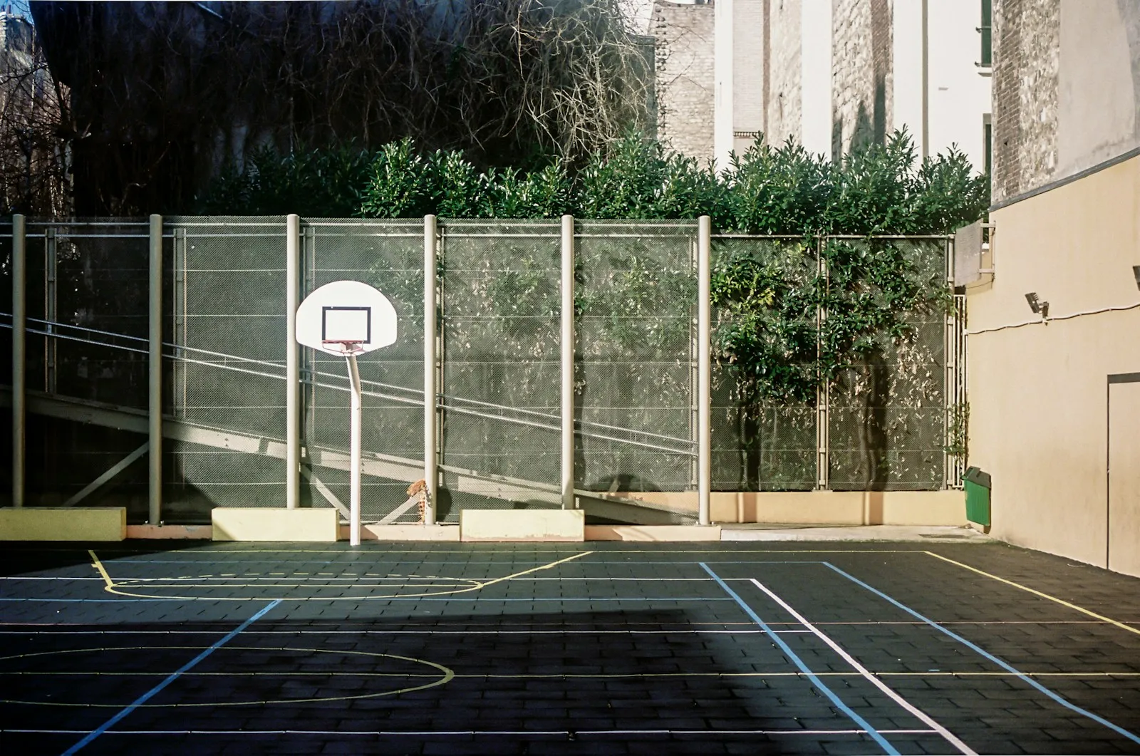 Basketballbane i en skolegård