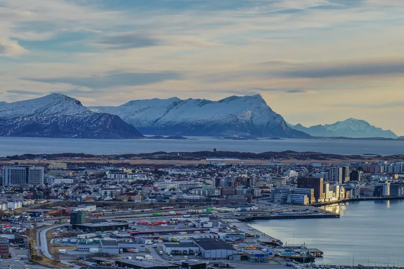 Bodø by og havna med fjellene over fjorden