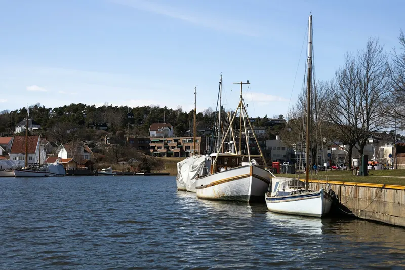 Seilbåter ved kaia langs Glomma i Fredrikstad