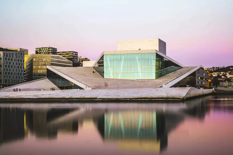 Operahuset i Oslo speiler seg i vannet