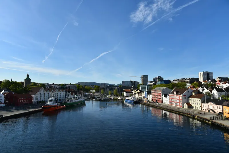 Vågen og husene langs havna i Stavanger