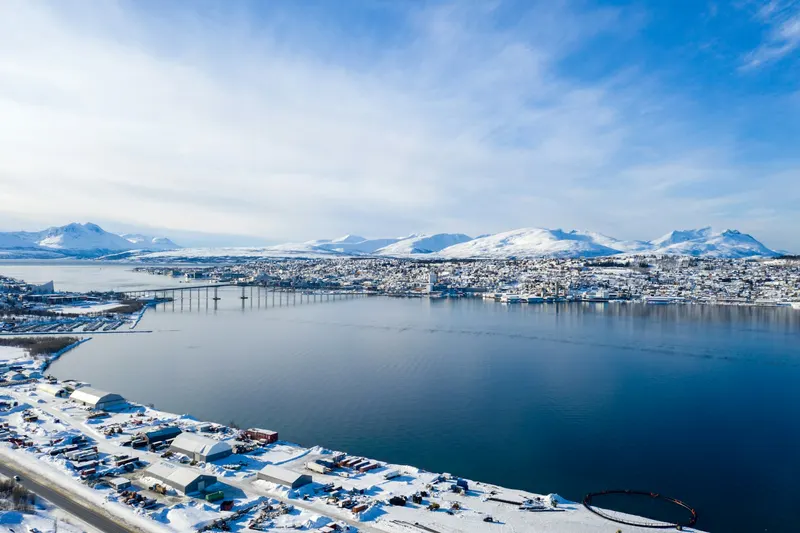 Tromsøbrua og Tromsøya med snødekte fjell