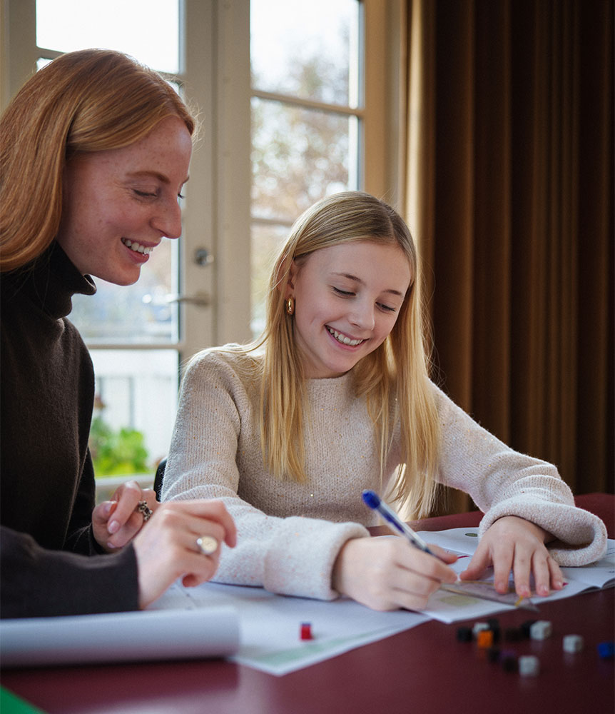 Privatlærer hjelper en elev med matematikk